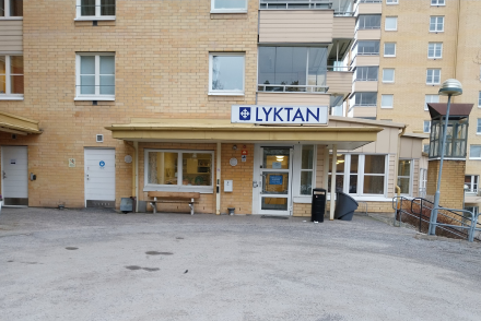 Del av fasad på byggnad, med entré in till möteslokalen Lyktan.